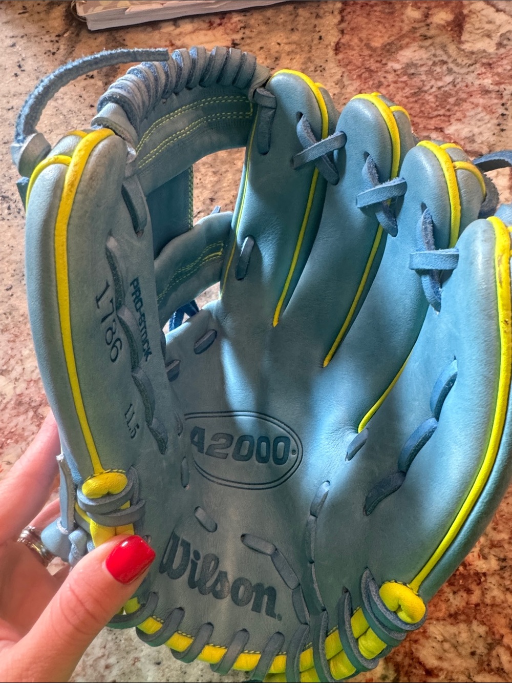 Wilson A2000 11.5in Baseball Glove - Picture 2 of 5